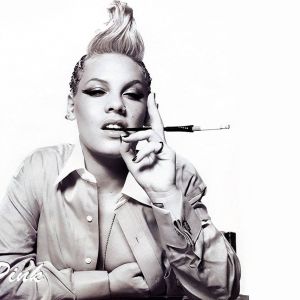 Retrato de la Artista Musical Pink