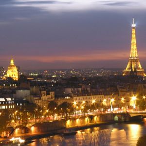 Vista Nocturna de la Torre Eiffel