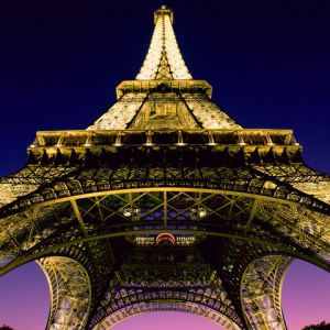 Vista nocturna de la Torre Eiffel