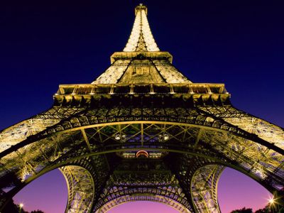 Vista nocturna de la Torre Eiffel
