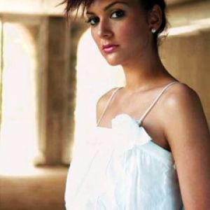 Mujer Elegante en Vestido Blanco