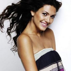 Mujer Sonriente con Cabello Rizado