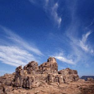 Paisaje Rocoso con Cielo Azul