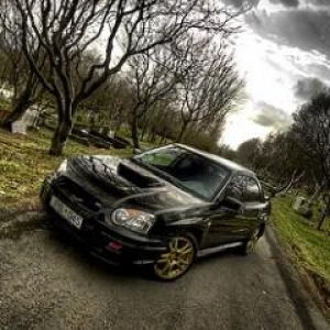 Coche deportivo negro en un camino pintoresco