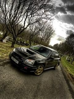 Coche deportivo negro en un camino pintoresco