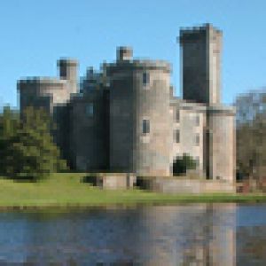 Castillo Histórico Junto al Lago
