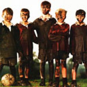 Niños Jugando al Fútbol