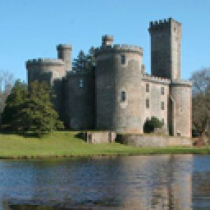 Castillo Majestuoso Junto al Lago