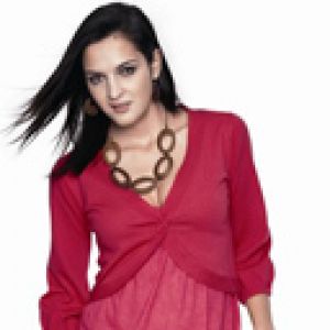 Mujer Elegante en Rojo