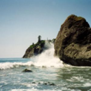 Olas del Océano y Costa Rocosa