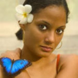 Chica Hermosa con Mariposa