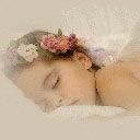 Niña Durmiendo con Flores