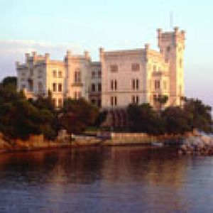 Hermoso Castillo junto al Agua