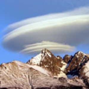 Montañas Majestuosas y Nubes