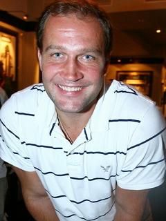 Hombre Sonriente con Camisa Rayada