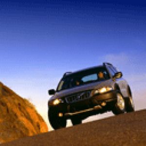 SUV Volvo en carretera escénica