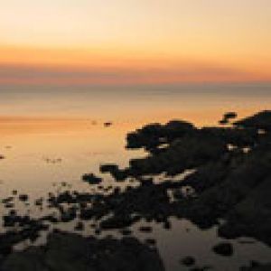 Atardecer Sereno sobre Costa Rocosa