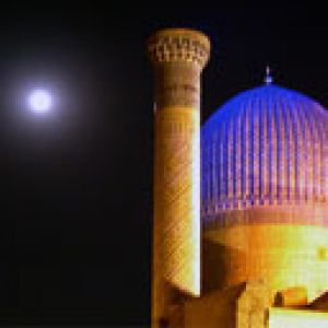 Impresionante vista nocturna de una mezquita histórica