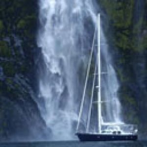 Navegando junto a la Cascada