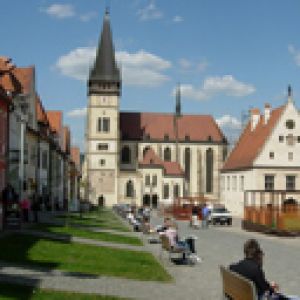 Iglesia Histórica y Plaza