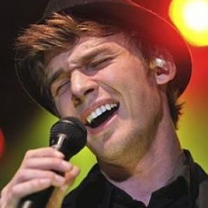 Artista Cantante en Escenario