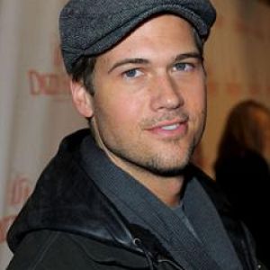 Hombre Estiloso con Gorra