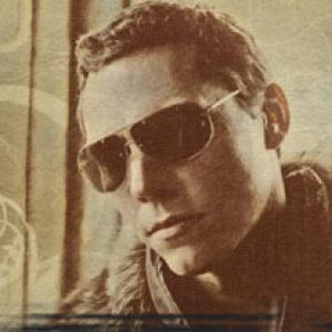 Hombre Estiloso con Gafas de Sol