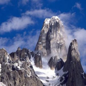Majestuosas Montañas Cubiertas de Nieve