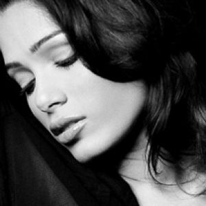 Retrato Elegante en Blanco y Negro