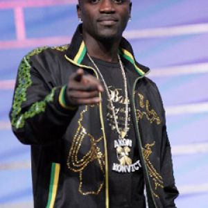Akon Actuación Estilosa