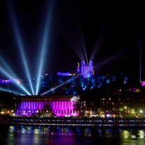 Luces nocturnas vibrantes en Lyon