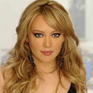 Retrato glamuroso de una mujer rubia