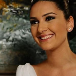 Novia Elegante con Tiara