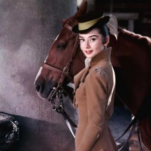Mujer Elegante con Caballo