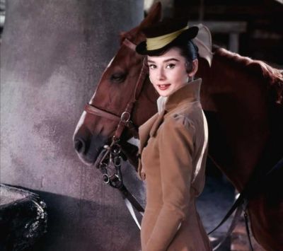 Mujer Elegante con Caballo