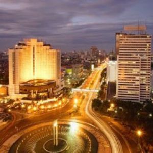 Horizonte de la ciudad al anochecer