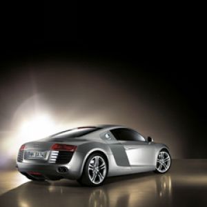 Elegante Coche Deportivo Plateado
