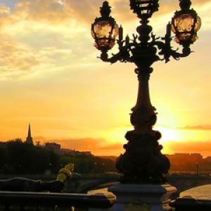 Silhouette de una farola al atardecer