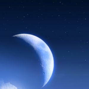 Luna Creciente en el Cielo Nocturno