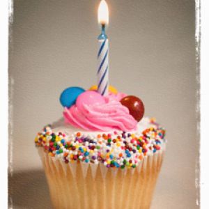 Cupcake de Cumpleaños Colorido