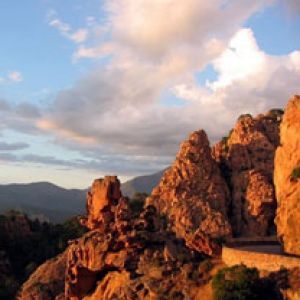 Impresionante paisaje rocoso al atardecer
