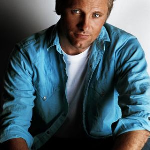 Hombre Estiloso con Camisa Azul