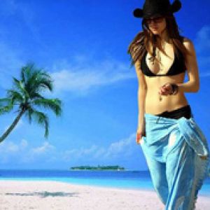 Chica en bikini en la playa