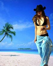 Chica en bikini en la playa