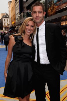Pareja Elegante en la Premiere