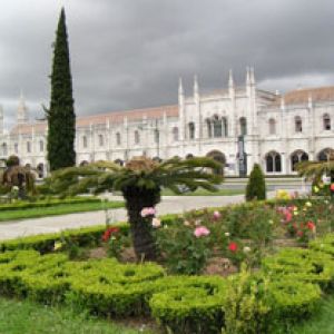 Hermoso Jardín con Arquitectura Histórica