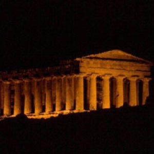 Templo Griego Antiguo de Noche