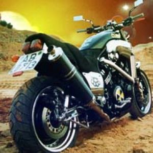 Motocicleta elegante en el desierto