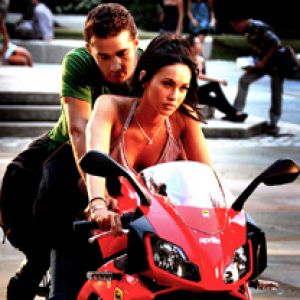 Pareja en una moto roja