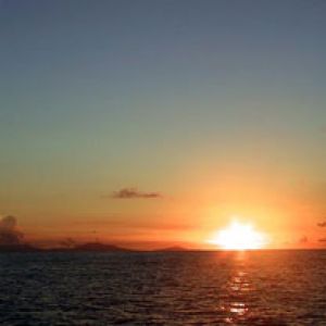 Hermoso atardecer sobre el océano